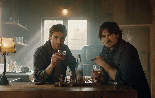 Brother's Bond foundes Wesley and Somerhalder drinking Bourbon