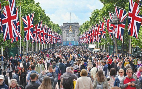 Jubilee street parties stunted weekend trading