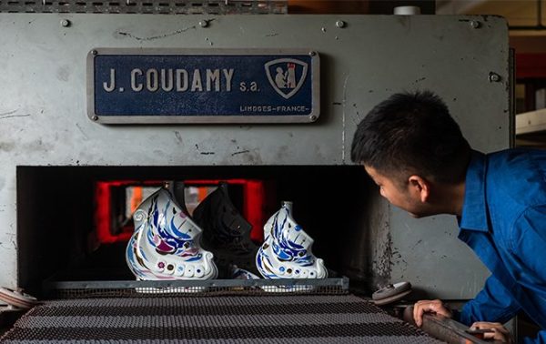 Larsen decorates bottle with 24-carat gold