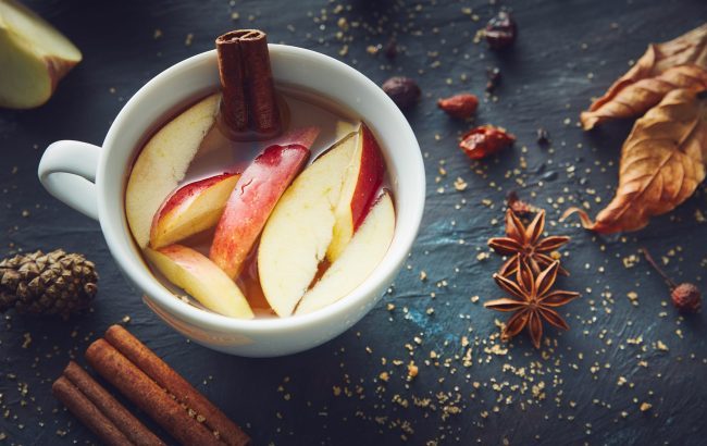 Hot Apple Cider and Rum Cocktail