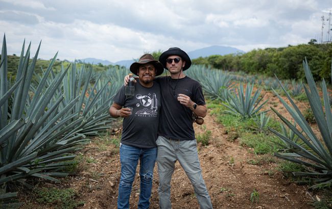 Paquera uncertified mezcal agave spirits. Left: Hafid Rodrigues, right: Ben Zerbe
